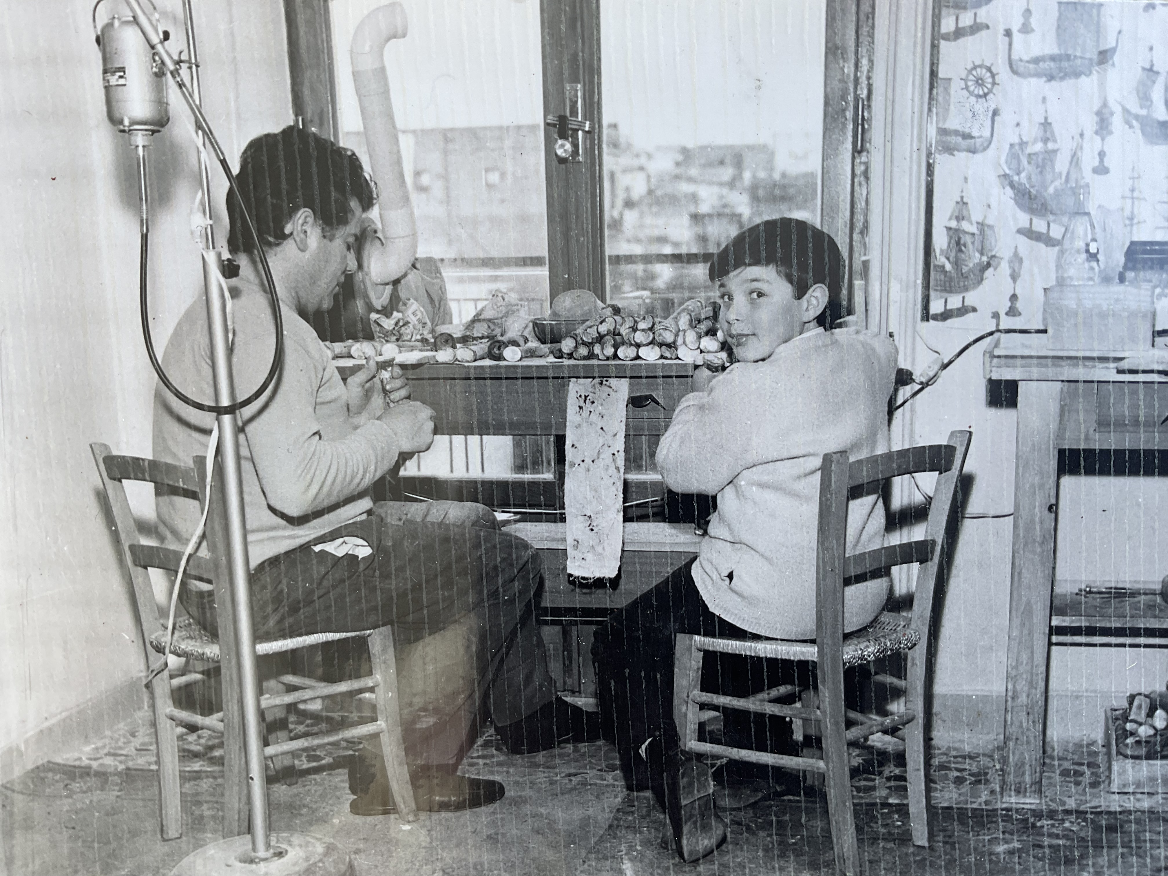 Raffaele Pernice a 7 anni con lo zio Gianni, 1965